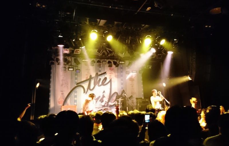 The Cribsの来日公演2018、代官山UNITのライブ中