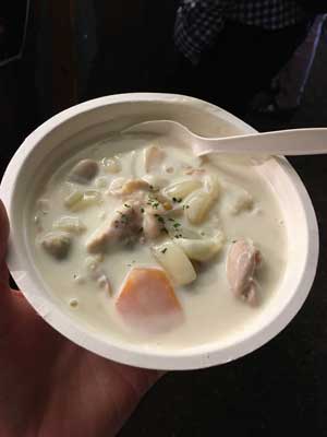 フジロック2018・初日。朝霧食堂でシチュー丼